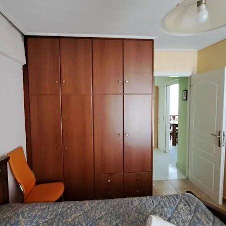 Location! Spacious 2 Bdrm With Balcony Apartment *