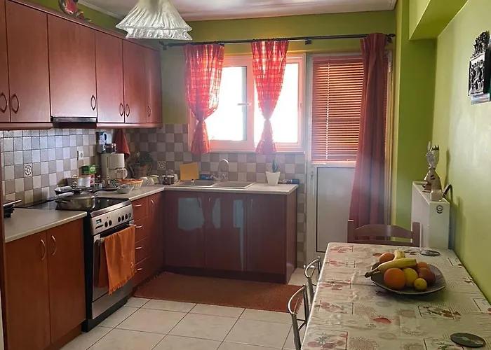 Location! Spacious 2 Bdrm With Balcony *