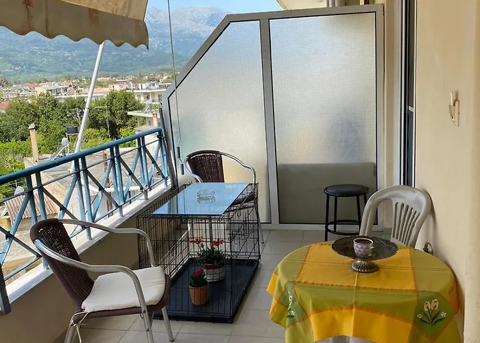 Location! Spacious 2 Bdrm With Balcony *